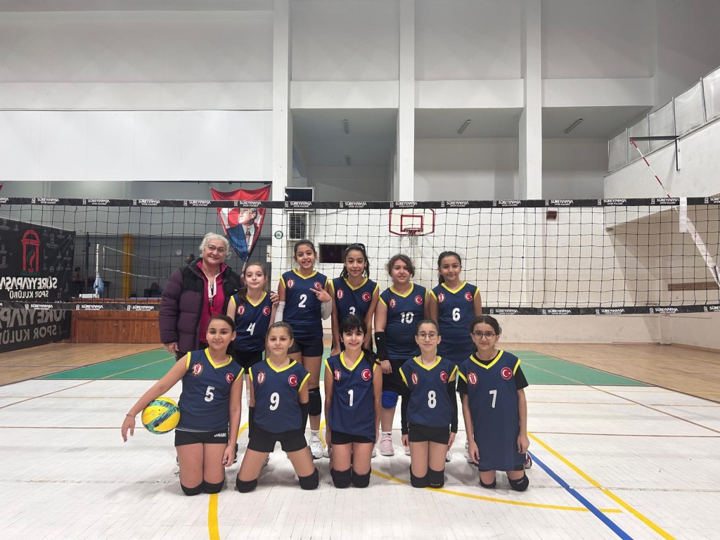 Halil Türkkan Ortaokulu voleybolda 3. oldu